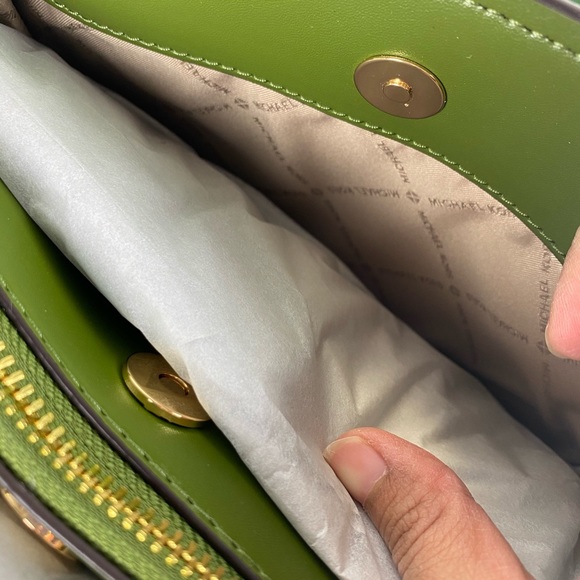 Michael Kors Hope Medium Messenger - Picture 10 of 10